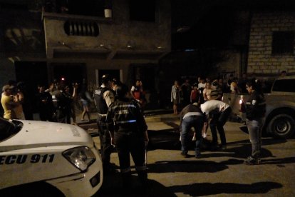 Una de las víctimas quedó inerte en la calle. La otra fue llevada al hospital.