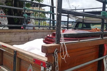 En el balde de la camioneta tenían el cadáver del joven para el trámite legal.