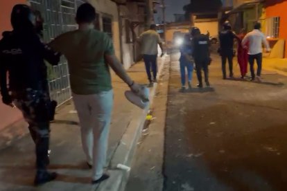 Los afectados fueron sacados de la vivienda, en el Guasmo y llevados en patrulleros para que reciban atención médica.