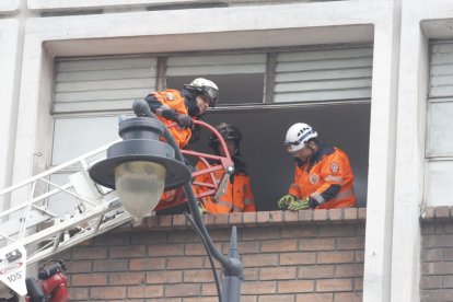 Bomberos atienden la emergencia en el centro de Guayaquil, que por fortuna no dejó heridos