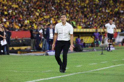 Fabián Bustos renunció a su cargo como entrenador de Barcelona, tras perder el Clásico del Astillero.