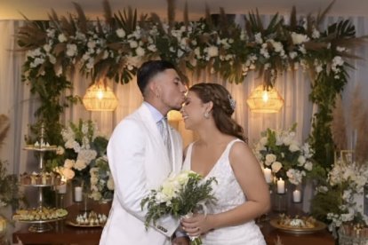 Kristy Alvarado y Joao Rojas, sellaron su amor vestidos de blanco.