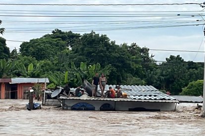 Varias familias tuvieron que resguardarse durante horas sobre los techos de sus casas, con el riesgo de ser artastrados por la correntada.