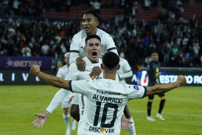 Mauricio Martínez (c) y Alexander Alvarado se han convertido en piezas clave de los albos.