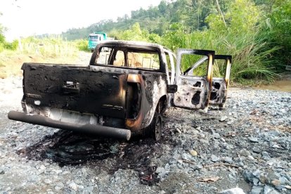 La camioneta quedó completamente destruida.