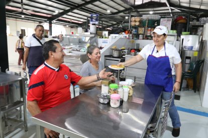 Hay compradores que  van todos los días desde lugares muy  lejanos para disfrutar de las delicias de doña Ángela.