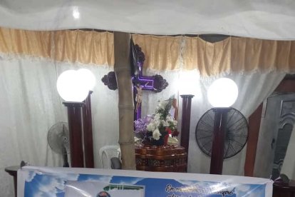 Con música, armas, petardos y llanto enterraron al 'Comandante'.