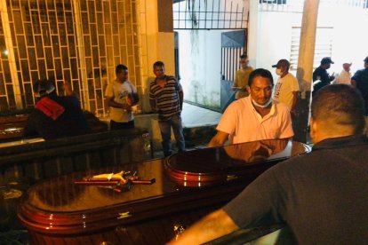 Los allegados de los difuntos retiraron sus cuerpos para poder sepultarlos.