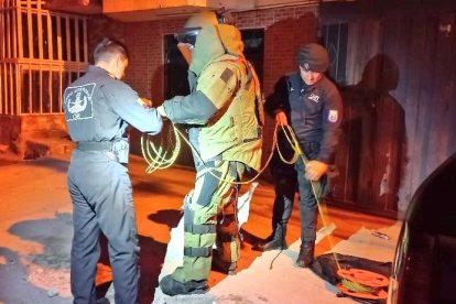 Los agentes especializados llegaron al Comité del Pueblo para hacer detonar una granada de forma controlada.