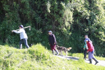 Las lugareñas, la mayoría sin saber leer o escribir, encuentra en la labor comunitaria una fuente de ingresos. En la zona hay desatención.