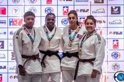Vanessa Chalá (segunda desde la izquierda) ganó el oro en la categoría de los +78 kg.