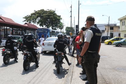 Agentes policiales intervinieron ante la alerta de disparos al aire en la caravana que acompañó al féretro.