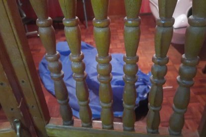 El cadáver de la mujer quedó en el suelo luego de intentar reanimarla.