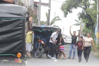 Un grupo de personas que se encontraba en la zona en la que ocurrió el doble crimen se mostró agresivo al ver a un equipo de este Diario.
