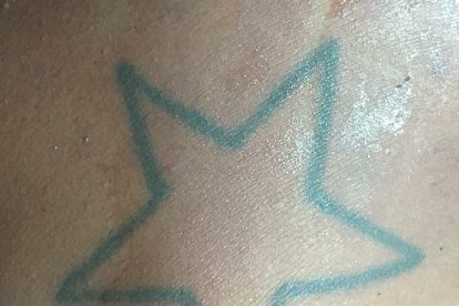 Uno de los dibujos corporales que presenta el difunto es este, una estrella.