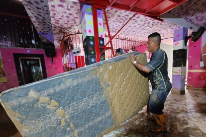 Los colchones, muebles, sillas, equipos de sonido y otros artefactos quedaron prácticamenten inservibles, llenos de lodo.