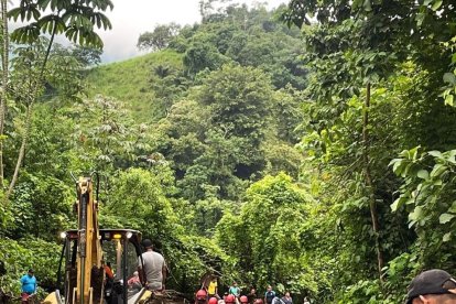Las enormes rocas dificultaron la movilización en la vía.