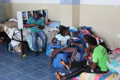 Niños y adultos pasan días difíciles en los establecimientos acondicionados para su atención.