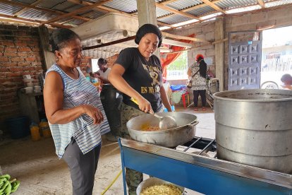 Liderador por Érika Chérrez, en la cocina comunitaria se preparan ollones de comida para repartir a los afectados.