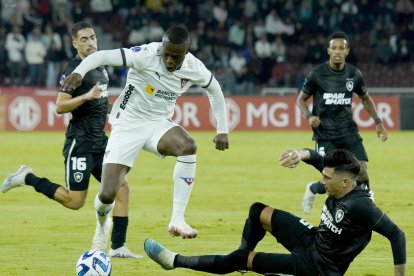 José Angulo comandó el ataque de los albos, pero no logró marcar ante Botafogo.