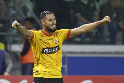 Francisco Fydriszewski de Barcelona celebra su doblete, en un partido de la fase de grupos de la Copa Libertadores ante Palmeiras.