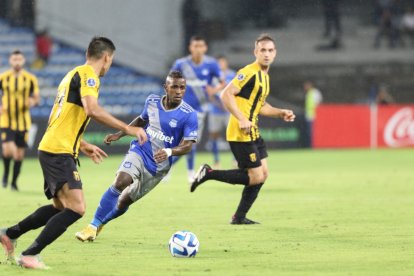 Hasta el momento, Emelec y Guaraní empatan en el Capwell.