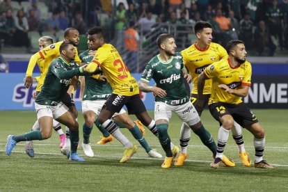 Jugadores de Palmeiras disputan el balón con los de Barcelona en el partido de la fase de grupos de la Copa Libertadores.