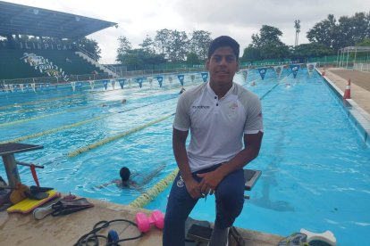 El nadador machaleño David Farinango regresó de Europa y fue a visitar la piscina donde se formó.