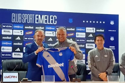 José Pileggi (izq.), presidente de Emelec, presentó al entrenador colombiano Hernán Torres este jueves 8 de junio.
