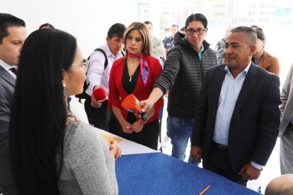Bolívar Armijos (der.) y Linda Romero inscribieron su precandidatura.