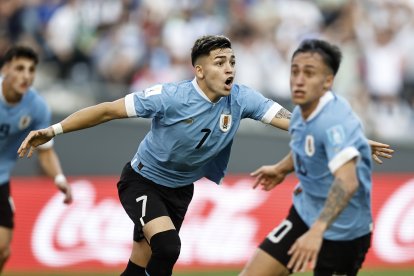 Anderson Duarte (c) de Uruguay marcó el único tanto con el que Uruguay venció a Israel, en la semifinal del Mundial  sub-20.