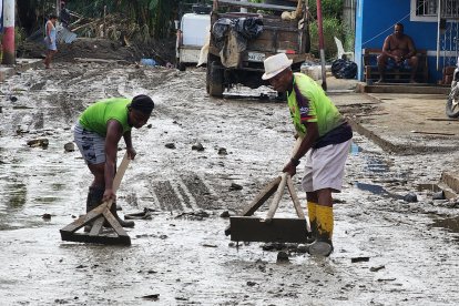 La gente continúa sacando lodo de las casas para poder regresar y de las calles, para habilitar el paso.