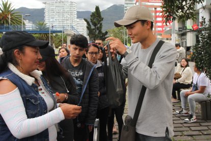 Cada porción de 10 pedazos cuesta 2,50 dólares. La gente hace fila para adquirirlos.