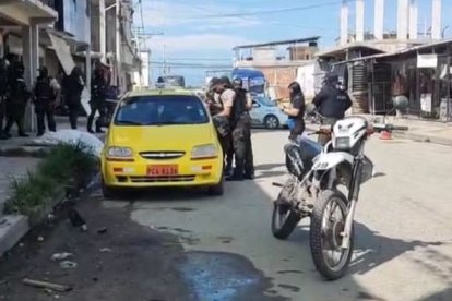El taxi del fallecido fue revisado por la policía.
