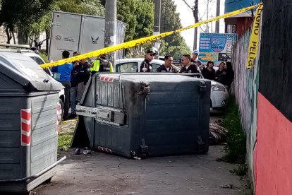 El cadáver de un indigente fue hallado dentro de un contenedor de basura en Quito.