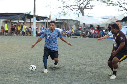 Honorio Isidro (i) juega como delantero, al igual que Robert Lewandowski.
