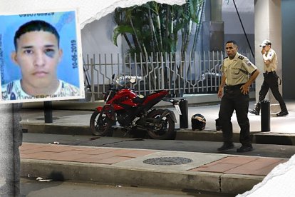 Andy Ochoa Coello llegó a bordo de esta motocicleta y aguardaba por una familiar afuera del centro comercial