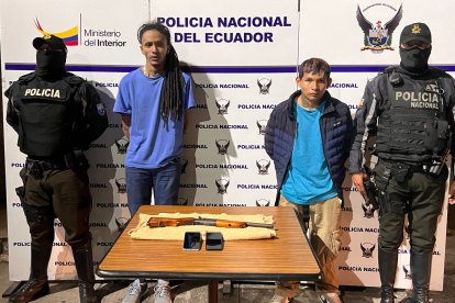 En poder de dos de los tres detenidos se encontró el arma de fuegon con la que supuestamente amenazaban a la víctima.