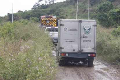 Al sitio llegaron agentes policiales para retirar el cuerpo y coordinar la atención de paramédicos para el herido.