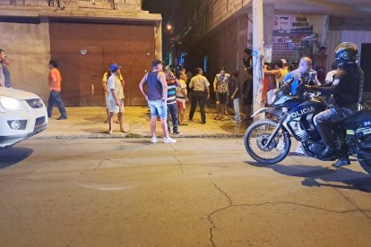 Por el callejón se escucharon gritos de los familiares de las víctimas.
