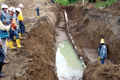 Un derrame de combustible en el río Viche ha afectado a otros afluentes y ha dejado sin agua a tres cantones de Esmeraldas.