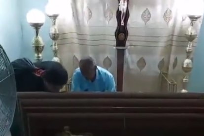 Allegados tratan de asistir a la 'resucitada'.