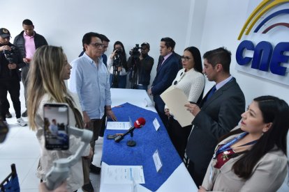 Fernando Villavicencio y Andrea González se presentaron este sábado 10 de junio al CNE.