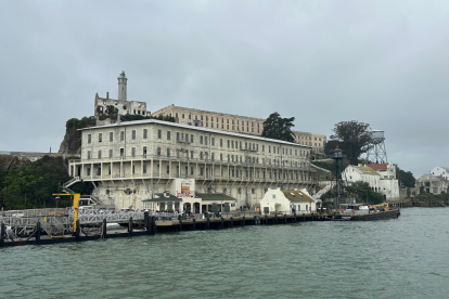 Isla de Alcatraz, también conocida como Alcatraz o The Rock, fue una prisión federal de máxima seguridad en la Isla de Alcatraz, a 1,25 millas de la costa de San Francisco, California, Estados Unidos.