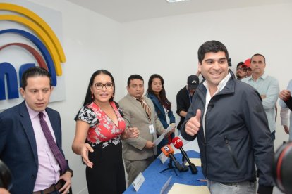 Otto Sonnenholzner (der.) inscribió su precandidatura en el CNE este sábado 10 de junio.