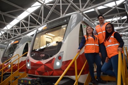 Daniela Moina Armas / Quito
Doris Simbaña va despejando la ruta del tren desde Quitumbe, en el sur, hasta El Labrador, en el norte de Quito. Mueve las manos en los controles y se acerca de rato en rato al micrófono para informar de su llegada a cada parada del metro de Quito.
Ella es una de las seis mujeres, del total de 27 personas, que aún se instruyen para conducir los 18 trenes de este sistema de transporte. En esta semana se cumplió la primera etapa de capacitación con 320 horas y Doris ya no siente nervios.
Su instructor, Daniel Cano, le da algunas sugerencias antes de salir de los talleres y cocheras de Quitumbe. Ella asiente con la cabeza sin dejar de mirar al frente. Y de vez en vez mira a los lados, a las luces y palancas.
Dice que el proceso ha sido arduo, sobre todo en las etapas previas a sentarse en la cabina de conducción. “Nos tomaron pruebas físicas, de conocimientos y psicológicas”, relata. De las últimas fueron cuatro.
NUEVITAS
Pero como todo ha sido nuevo en este sistema, ninguno de los empleados ha tenido experiencia ferroviaria. Doris, de 34 años, estaba en el área comercial de la empresa y decidió postular para el puesto. “Sabía cosas básicas de mecánica y conducir, pero me arriesgué y aquí estoy”, relata. Ella, además, hizo estudios en comunicación social.
Laura Flores, de 31 años, es quien ha dado el salto más grande en su carrera, pues pasó de ser entrenadora deportiva a conductora. Explica que aplicó “para ver qué pasa” y ahora está emocionada de ser parte del primer grupo. “Ha sido duro por mis hijos y porque estoy terminando  mi licenciatura. Acá (en el metro) también tenemos clases”, explica.
Quien sí tiene experiencia cercana a los trenes es Dayana Lara, de 27 años.Ella  aprendió a conducir a los 13 años y desde entonces no ha podido alejarse del volante. “Tengo licencia profesional porque puedo conducir hasta buses y tráileres”, comenta.
Así que para ella es incluso más fácil estar en la carretera. “Tenemos que estar alertas, pero no lidiamos con tráfico, por ejemplo”, explica.
Ella está terminando su carrera en Electromecánica, que se complementa con las enseñanzas de los instructores colombianos. 
Lo que hay que saber
Según la empresa operadora, los conductores de tren reciben una capacitación permanente. “En este personal recae la responsabilidad de mantener la comunicación entre el tren y el Puesto Central de Control”.
Deben conocer completitos los sistemas y subsistemas, pero sobre todo deben estar ‘papelito’ para enfrentar cualquier novedad con los pasajeros o algún daño en la unidad. Gran responsabilidad.
Daniel Cano llegó desde Medellín para preparar a los operadores, considera que el proceso ha sido productivo y que, aunque sea nuestra primera vez con el metro, “no tendremos mayores problemas”.
“No hay ninguna diferencia con otras ciudades. Es un reto implementarlo todo desde cero”, asegura.