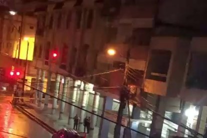 Agentes policiales llegaron al sitio para indagar el caso.