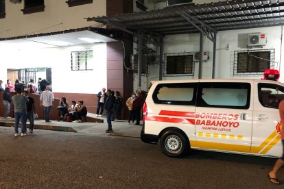 En una ambulancia llevaron a Bella al hospital y ahí la volvieron a internar.