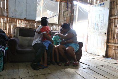 La familia Guaranda Chiriboga vive de cerca la violencia criminal. Con un abrazo aplacan el desconsuelo  de haber perdido a Fernanda.