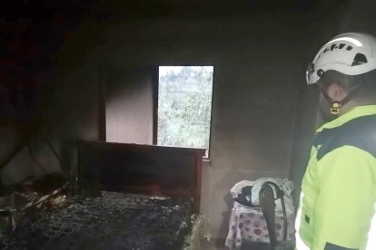 A cenizas quedaron reducidos algunos objetos de una casa que se incendió en Cuenca.